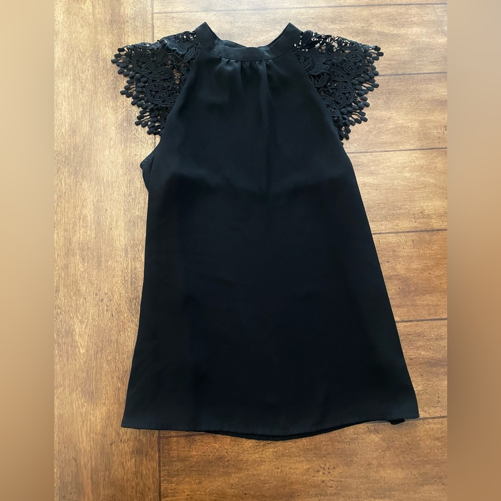 Express tee with lace sleeve detail in black